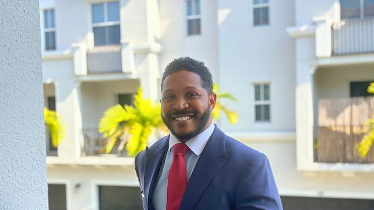 德万特·艾萨克斯(Devante Isaacs)是MCCC的校友，拥有MBA学位，即将在佛罗里达州成为一名律师. 